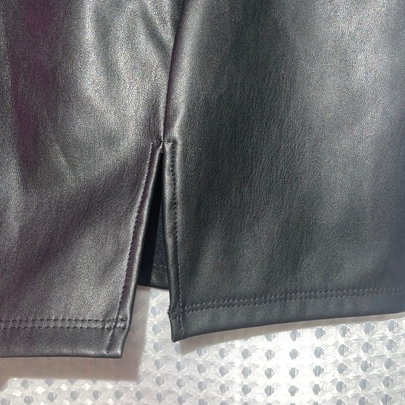 NWT Blue Blush Women Black slit Faux Leather Skirt S. - Picture 2 of 4